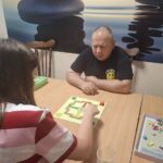 Gry planszowe – wspólna zabawa i rozwój umiejętności.